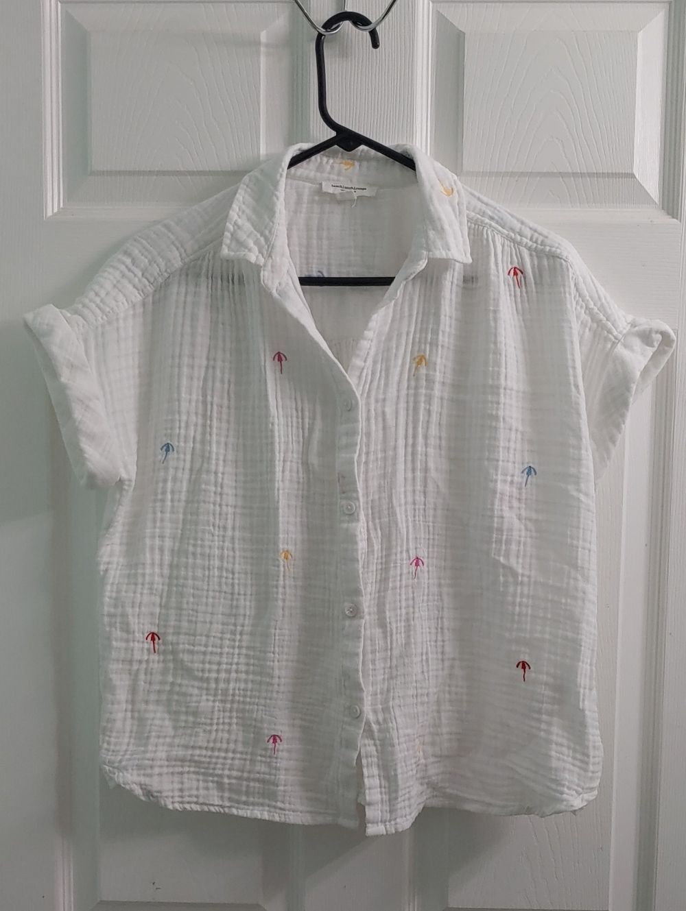 Beach Lunch Lounge White Short-Sleeve Button-Up Women's S Embroidered Umbrellas